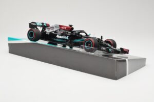 Mercedes AMG Petronas W12 E Performance #44 L. Hamilton Bahrain GP 2021 Minichamps 1:18 113210144 Metaal — afbeelding 4 van 6