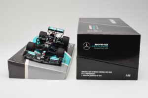 Mercedes AMG Petronas W12 E Performance #44 L. Hamilton Bahrain GP 2021 Minichamps 1:18 113210144 Metaal — afbeelding 6 van 6