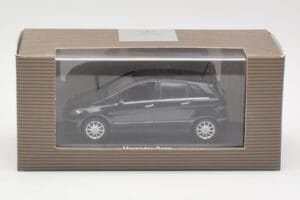 Mercedes B-Class W245 Cosmos Black Minichamps 1:43 B66962218 Metaal — afbeelding 4 van 4