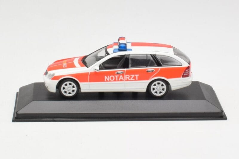 Mercedes C-Class S203 Notarzt Minichamps 1:43 Mercedes C-Class S203 Notarzt Minichamps 1:43 430030190 Metaal