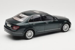Mercedes C-Class W204 Avantgarde Donkergroen AUTOart 1:18 B66962366 Metaal — afbeelding 2 van 8