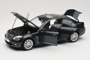 Mercedes C-Class W204 Avantgarde Donkergroen AUTOart 1:18 B66962366 Metaal — afbeelding 3 van 8