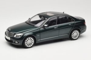 Mercedes C-Class W204 Avantgarde Donkergroen AUTOart 1:18 B66962366 Metaal