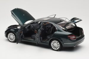 Mercedes C-Class W204 Avantgarde Donkergroen AUTOart 1:18 B66962366 Metaal — afbeelding 5 van 8