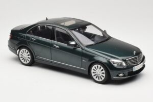 Mercedes C-Class W204 Avantgarde Donkergroen AUTOart 1:18 B66962366 Metaal — afbeelding 6 van 8