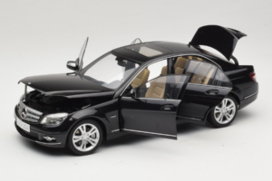 Mercedes C-Class W204 Obsidian Black AUTOart 1:18 B66962367 Metaal — afbeelding 2 van 8