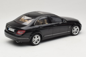 Mercedes C-Class W204 Obsidian Black AUTOart 1:18 B66962367 Metaal — afbeelding 3 van 8