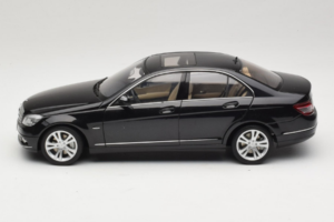 Mercedes C-Class W204 Obsidian Black AUTOart 1:18 B66962367 Metaal — afbeelding 4 van 8