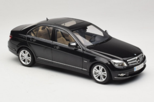Mercedes C-Class W204 Obsidian Black AUTOart 1:18 B66962367 Metaal — afbeelding 6 van 8
