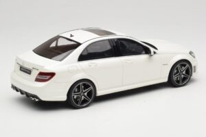 Mercedes C63 AMG W204 Diamond White GT Spirit 1:18 GT928 Hars — afbeelding 2 van 6