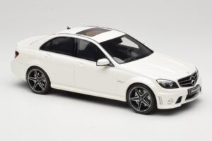 Mercedes C63 AMG W204 Diamond White GT Spirit 1:18 GT928 Hars — afbeelding 4 van 6