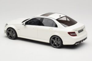 Mercedes C63 AMG W204 Diamond White GT Spirit 1:18 GT928 Hars — afbeelding 5 van 6