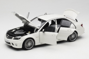 Mercedes AMG C63 W204 Wit AUTOart 1:18 72674-R1 Metaal — afbeelding 2 van 8