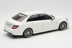 Mercedes AMG C63 W204 Wit AUTOart 1:18 72674-R1 Metaal — afbeelding 3 van 8