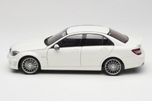 Mercedes AMG C63 W204 Wit AUTOart 1:18 72674-R1 Metaal — afbeelding 4 van 8