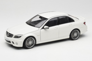 Mercedes AMG C63 W204 Wit AUTOart 1:18 72674-R1 Metaal