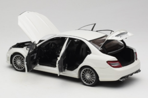 Mercedes AMG C63 W204 Wit AUTOart 1:18 72674-R1 Metaal — afbeelding 5 van 8