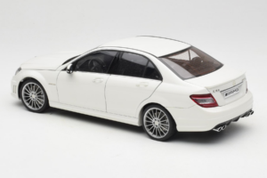 Mercedes AMG C63 W204 Wit AUTOart 1:18 72674-R1 Metaal — afbeelding 7 van 8