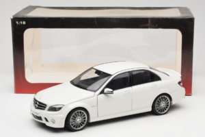 Mercedes AMG C63 W204 Wit AUTOart 1:18 72674-R1 Metaal — afbeelding 8 van 8