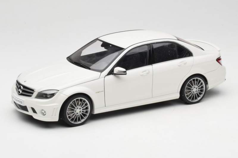 Mercedes AMG C63 W204 Wit AUTOart 1:18 72674-R1 Metaal