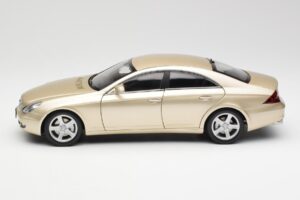 Mercedes CLS C219 Licht Beige Goud Kyosho 1:18 08401LBE Metaal — afbeelding 4 van 8