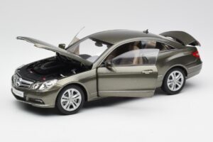 Mercedes E-Class Coupe C207 Titanite Grijs Metallic Minichamps 1:18 B66962419 Metaal — afbeelding 2 van 8
