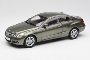 Mercedes E-Class Coupe C207 Titanite Grijs Metallic Minichamps 1:18 B66962419 Metaal