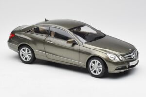 Mercedes E-Class Coupe C207 Titanite Grijs Metallic Minichamps 1:18 B66962419 Metaal — afbeelding 6 van 8