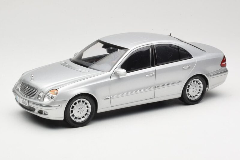 Mercedes E-Class W211 Zilver Kyosho 1:18 B66962146 Metaal
