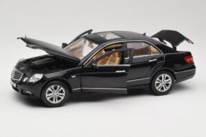 Mercedes E-Class W211 Zwart Maisto 1:18 31172 Metaal — afbeelding 2 van 8