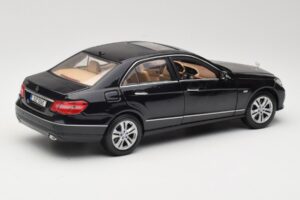 Mercedes E-Class W211 Zwart Maisto 1:18 31172 Metaal — afbeelding 3 van 8