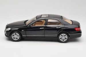 Mercedes E-Class W211 Zwart Maisto 1:18 31172 Metaal — afbeelding 4 van 8