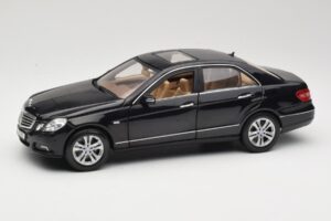 Mercedes E-Class W211 Zwart Maisto 1:18 31172 Metaal