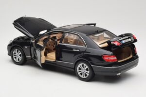 Mercedes E-Class W211 Zwart Maisto 1:18 31172 Metaal — afbeelding 5 van 8