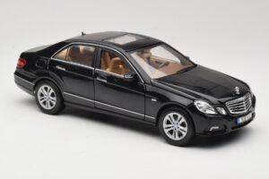 Mercedes E-Class W211 Zwart Maisto 1:18 31172 Metaal — afbeelding 6 van 8