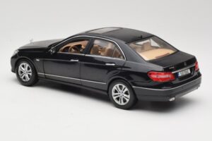 Mercedes E-Class W211 Zwart Maisto 1:18 31172 Metaal — afbeelding 7 van 8
