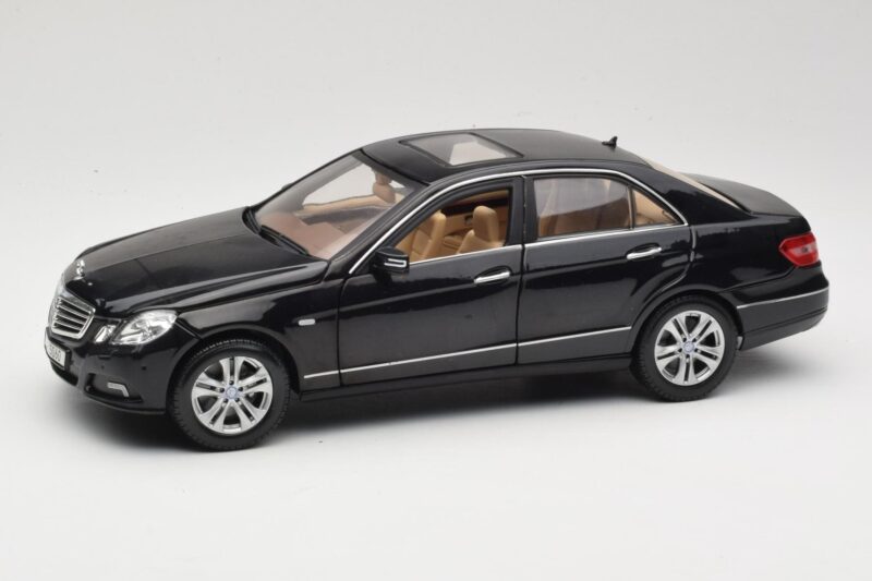 Mercedes E-Class W211 Zwart Maisto 1:18 31172 Metaal