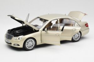 Mercedes E-Class W212 Elegance Pearl Beige Metallic Minichamps 1:18 B66960215 Metaal — afbeelding 2 van 8