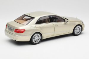 Mercedes E-Class W212 Elegance Pearl Beige Metallic Minichamps 1:18 B66960215 Metaal — afbeelding 3 van 8