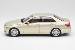 Mercedes E-Class W212 Elegance Pearl Beige Metallic Minichamps 1:18 B66960215 Metaal — afbeelding 4 van 8