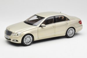 Mercedes E-Class W212 Elegance Pearl Beige Metallic Minichamps 1:18 B66960215 Metaal