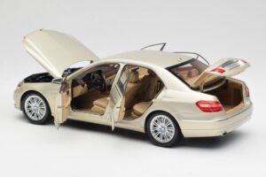 Mercedes E-Class W212 Elegance Pearl Beige Metallic Minichamps 1:18 B66960215 Metaal — afbeelding 5 van 8
