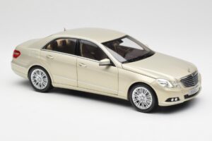 Mercedes E-Class W212 Elegance Pearl Beige Metallic Minichamps 1:18 B66960215 Metaal — afbeelding 6 van 8