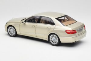 Mercedes E-Class W212 Elegance Pearl Beige Metallic Minichamps 1:18 B66960215 Metaal — afbeelding 7 van 8