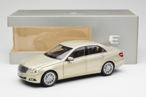 Mercedes E-Class W212 Elegance Pearl Beige Metallic Minichamps 1:18 B66960215 Metaal — afbeelding 8 van 8