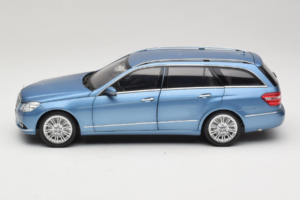 Mercedes E-Class W212 Estate Indigolith Metallic Blue Minichamps 1:18 B66962449 Metaal — afbeelding 4 van 8
