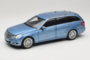 Mercedes E-Class W212 Estate Indigolith Metallic Blue Minichamps 1:18 B66962449 Metaal