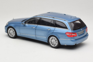 Mercedes E-Class W212 Estate Indigolith Metallic Blue Minichamps 1:18 B66962449 Metaal — afbeelding 7 van 8