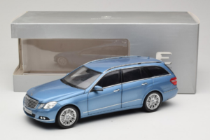 Mercedes E-Class W212 Estate Indigolith Metallic Blue Minichamps 1:18 B66962449 Metaal — afbeelding 8 van 8