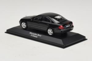 Mercedes E-Class W211 Zwart Minichamps 1:43 B66961950 Metaal — afbeelding 3 van 4